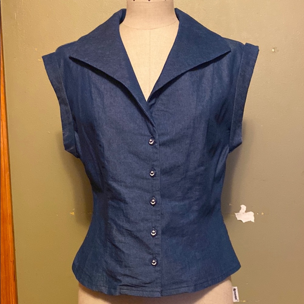 Retro Blue Anchor Button Top